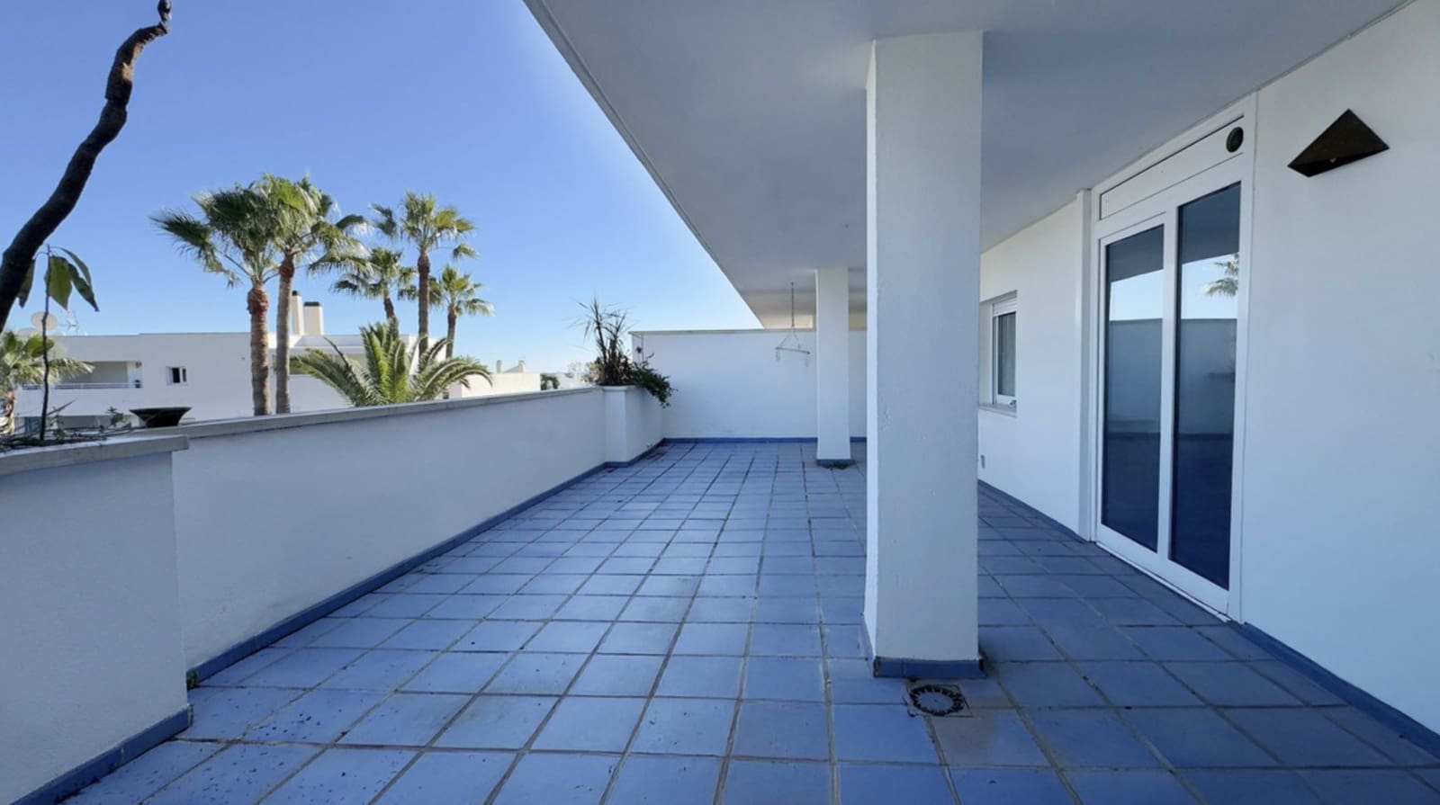 2 soverom Leilighet til salgs i Nueva Andalucia med svømmebasseng garasje - € 365 000 (Ref: 9171389)