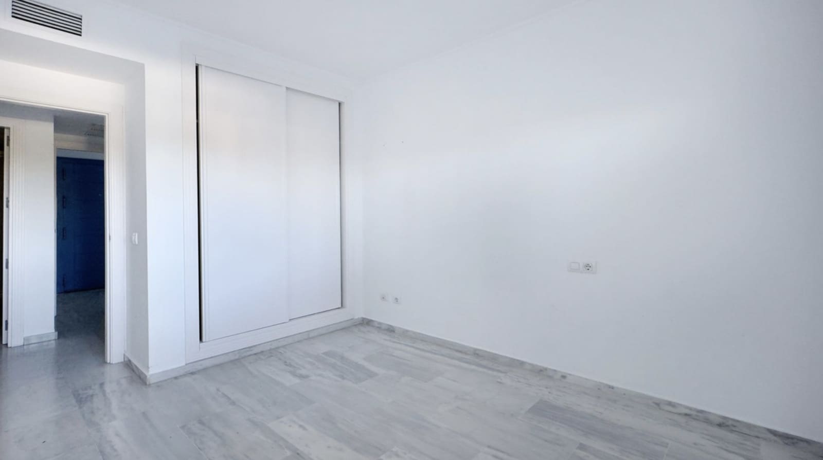 2 soverom Leilighet til salgs i Nueva Andalucia med svømmebasseng garasje - € 365 000 (Ref: 9171389)