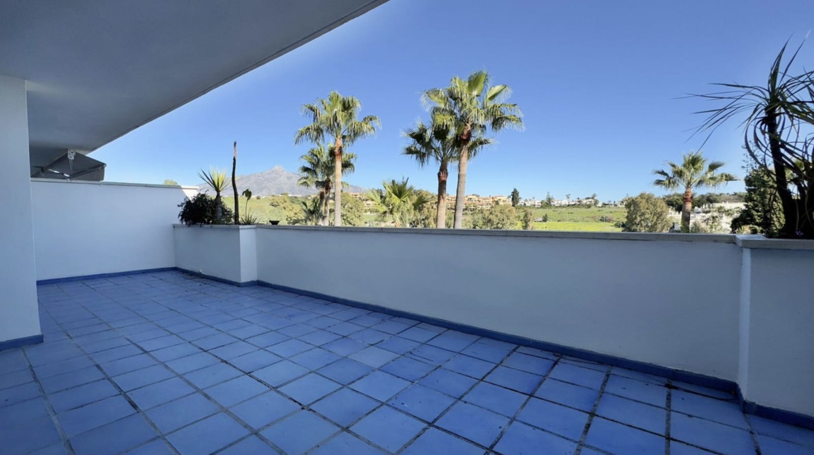 2 soverom Leilighet til salgs i Nueva Andalucia med svømmebasseng garasje - € 365 000 (Ref: 9171389)