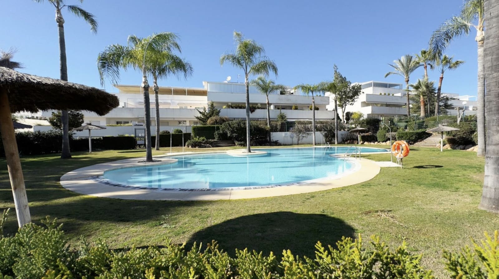 2 soverom Leilighet til salgs i Nueva Andalucia med svømmebasseng garasje - € 365 000 (Ref: 9171389)