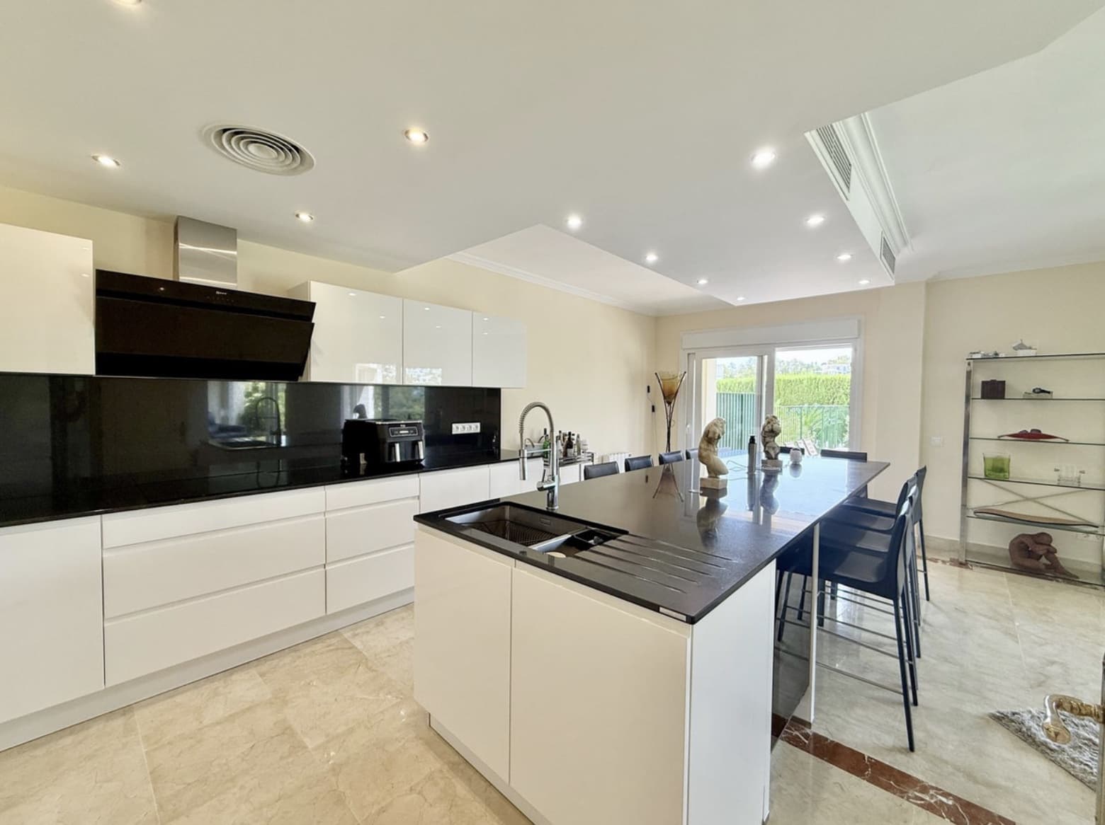 4 sypialnia Dom na sprzedaż w Benahavis z basenem garażem - 945 000 € (Ref: 9180939)