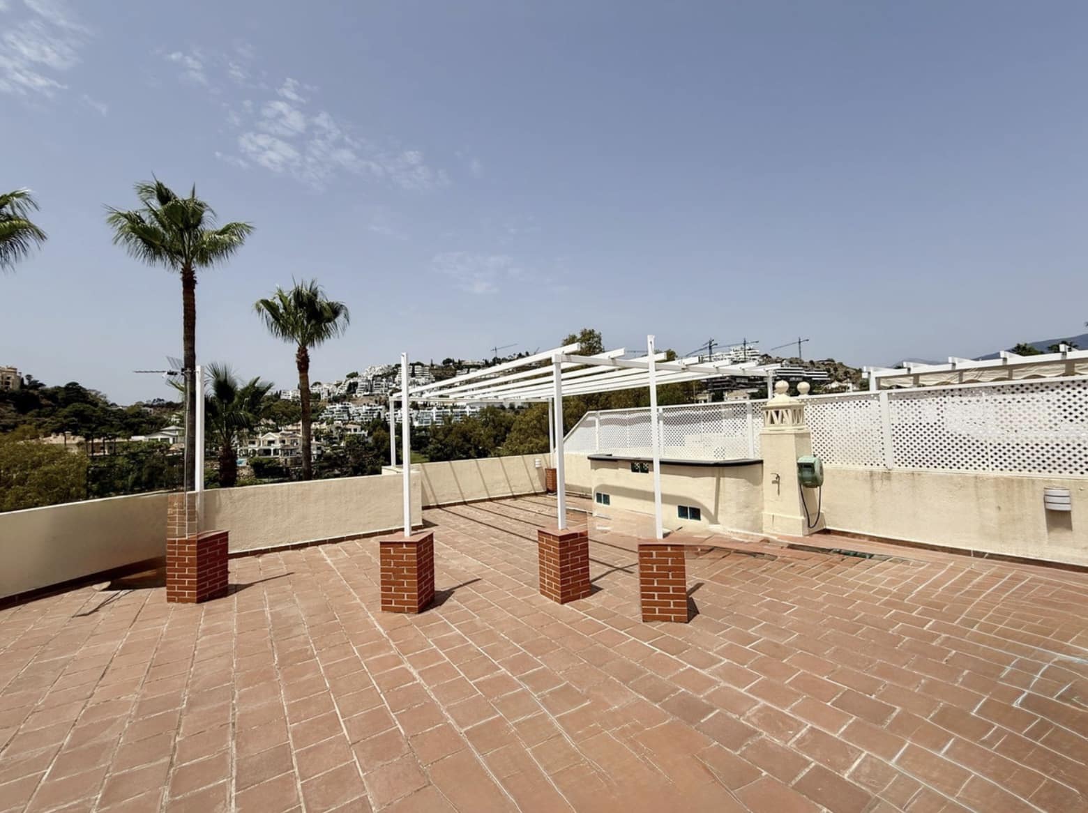 4 bedroom Townhouse for sale in Benahavis with pool garage - € 945,000 (Ref: 9180939)