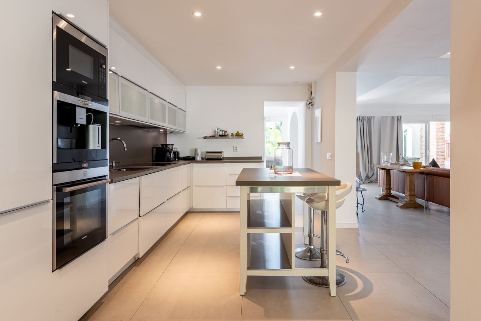 4 bedroom Villa for sale in Nueva Andalucia with pool garage - € 1,995,000 (Ref: 9202400)