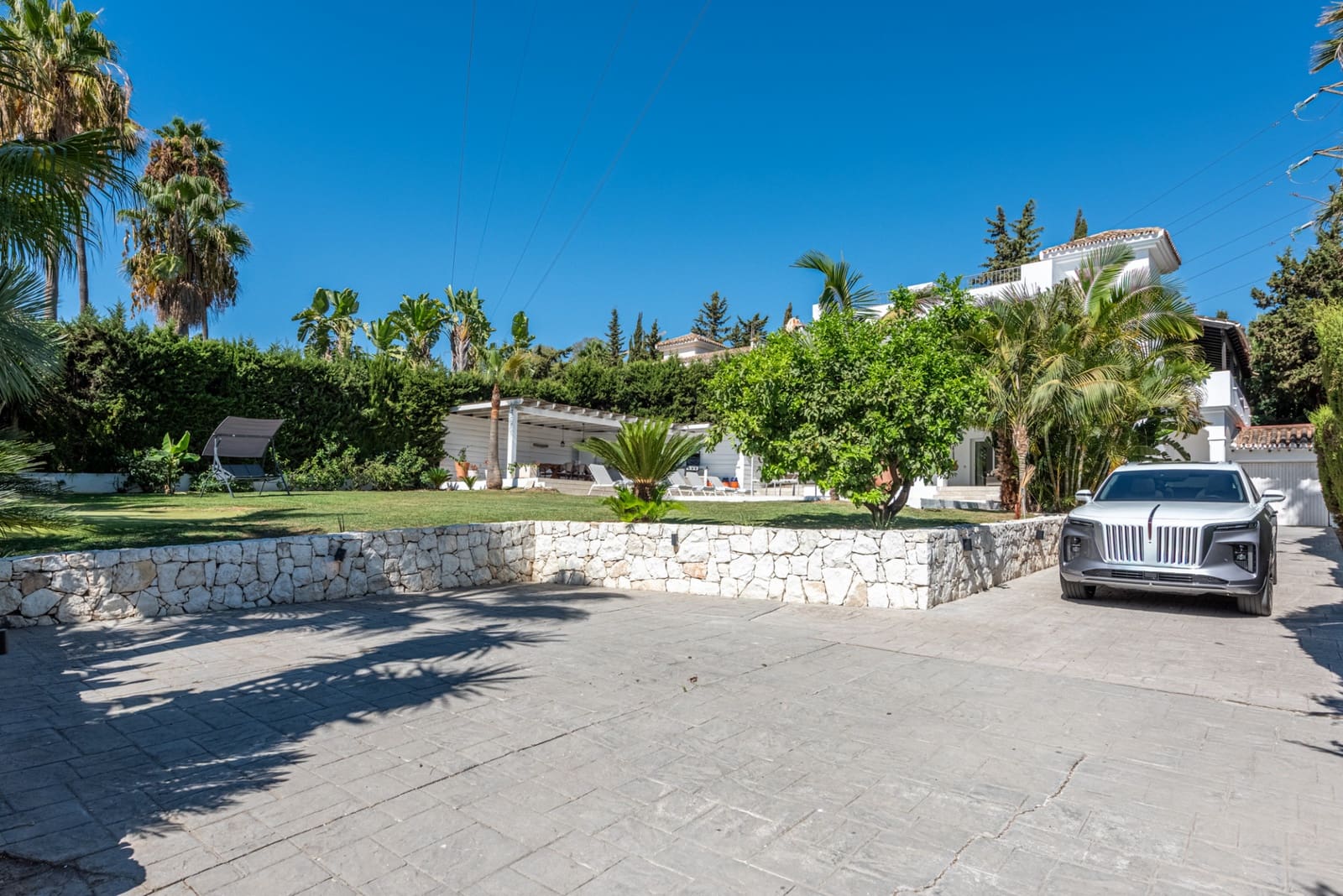 4 bedroom Villa for sale in Nueva Andalucia with pool garage - € 1,995,000 (Ref: 9202400)