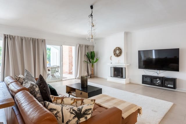 4 soverom Villa til salgs i Las Brisas, Marbella med svømmebasseng garasje - € 1 875 000 (Ref: 9202400)