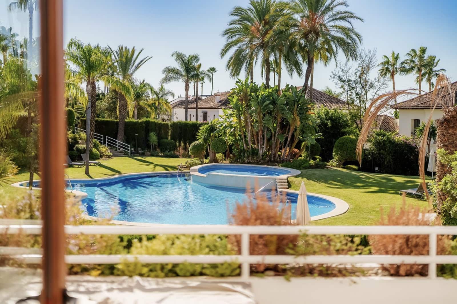 4 soverom Leilighet til salgs i Nueva Andalucia med svømmebasseng garasje - € 2 545 000 (Ref: 9215012)