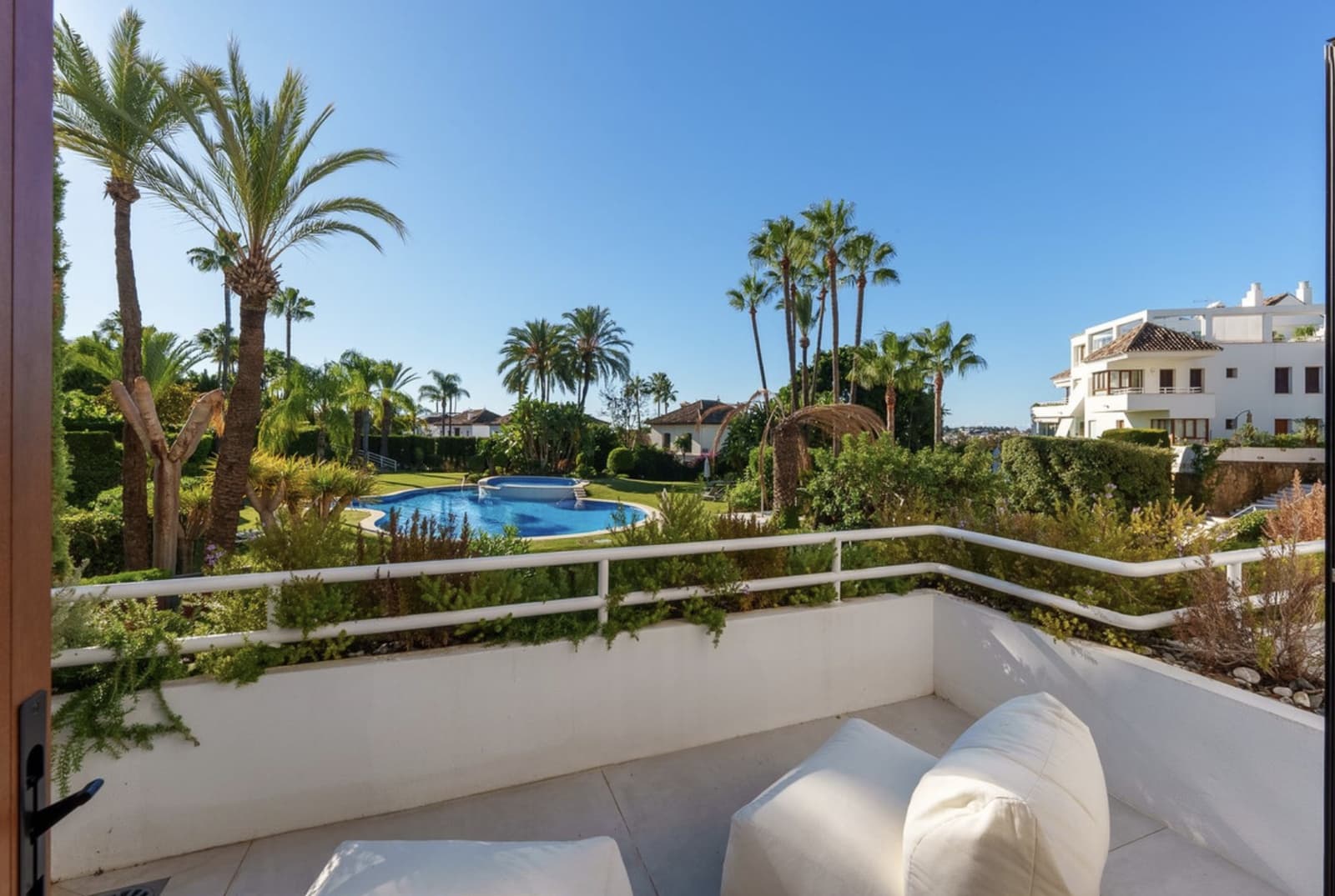 4 soverom Leilighet til salgs i Nueva Andalucia med svømmebasseng garasje - € 2 545 000 (Ref: 9215012)