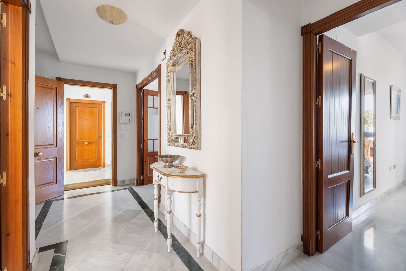 3 bedroom Penthouse for sale in Nueva Andalucia with pool garage - € 869,000 (Ref: 9215016)