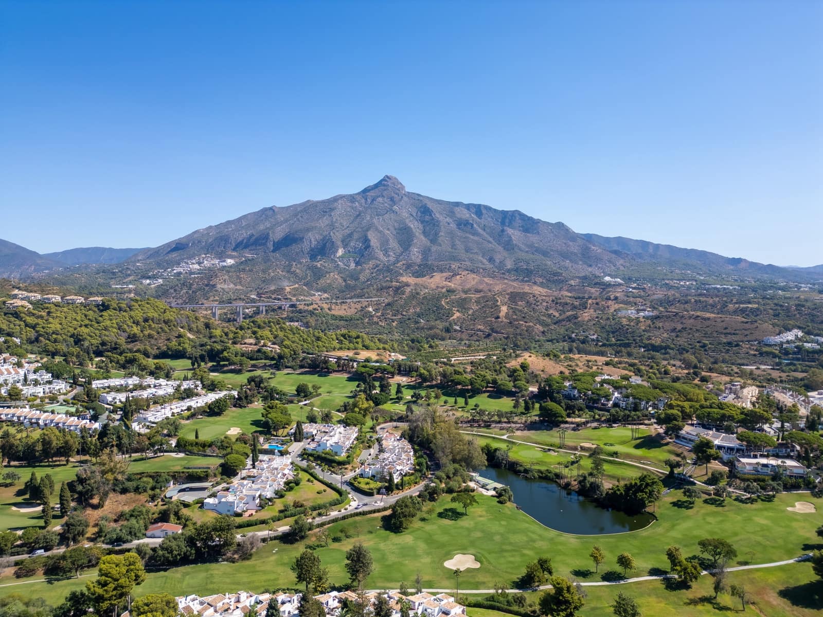 3 bedroom Penthouse for sale in Nueva Andalucia with pool garage - € 869,000 (Ref: 9215016)