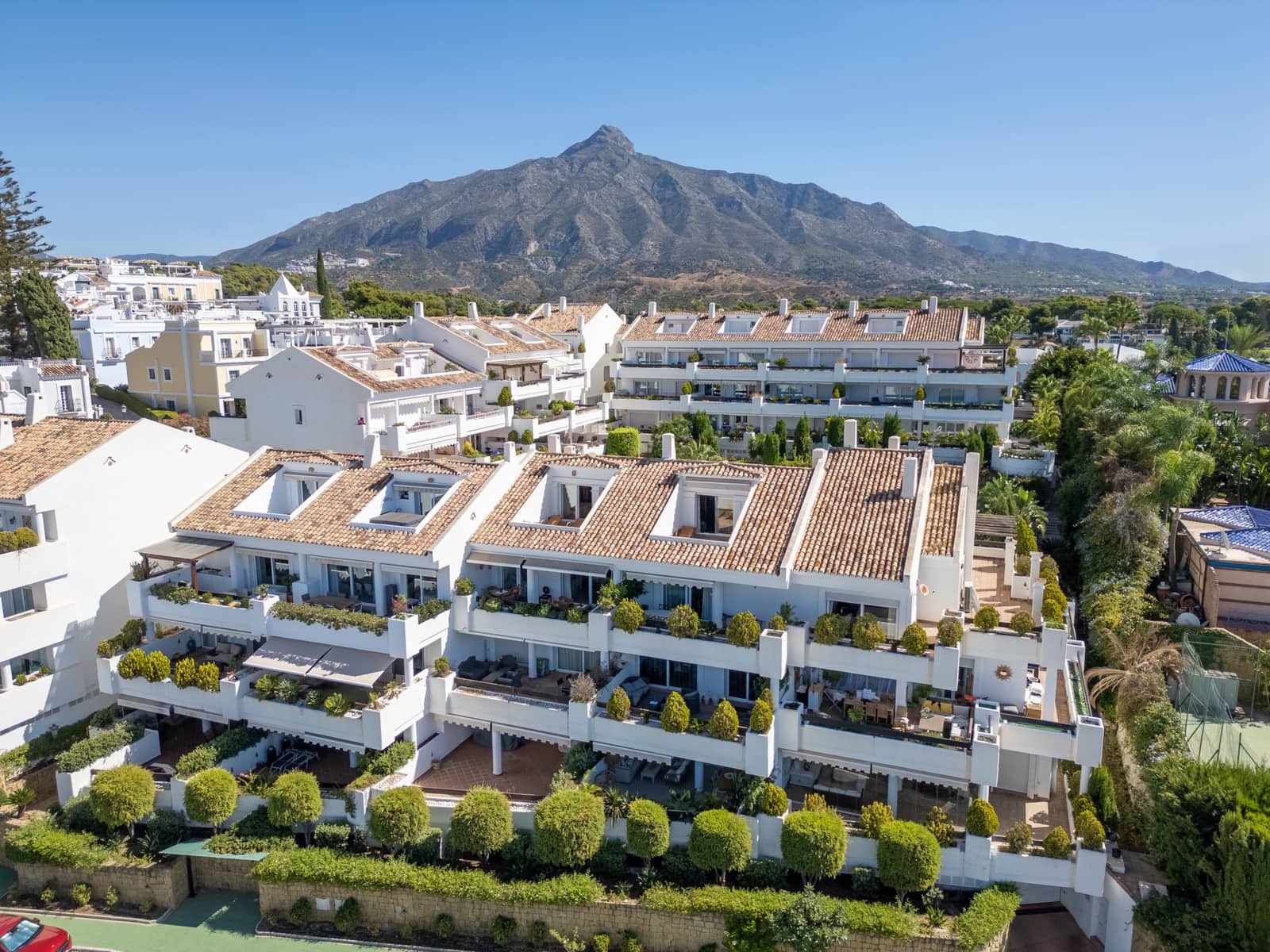 3 bedroom Penthouse for sale in Nueva Andalucia with pool garage - € 869,000 (Ref: 9215016)
