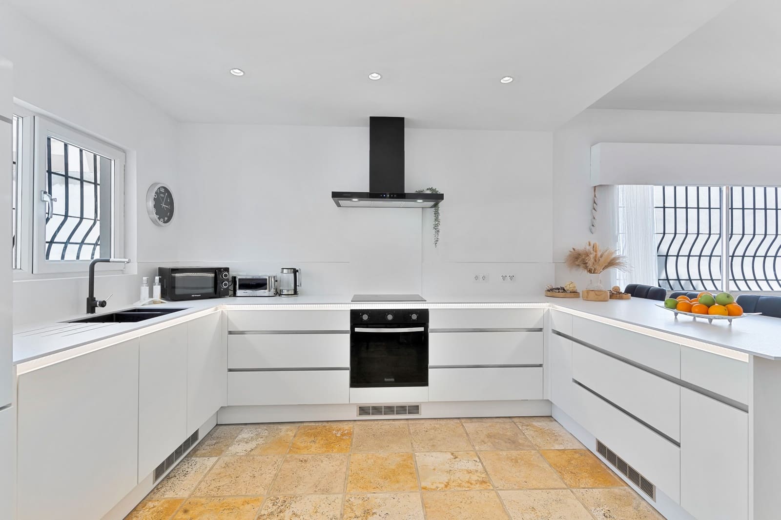 5 soveværelse Villa til salg i Nueva Andalucia med swimmingpool garage - € 1.150.000 (Ref: 9230470)