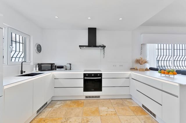 5 soveværelse Villa til salg i Nueva Andalucia, Marbella med swimmingpool garage - € 1.150.000 (Ref: 9230470)