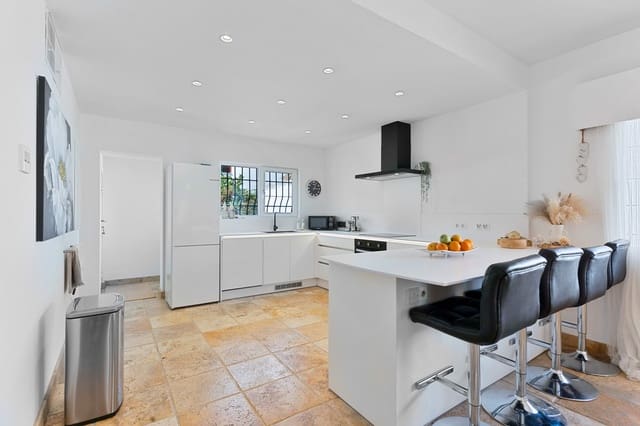 5 soveværelse Villa til salg i Nueva Andalucia, Marbella med swimmingpool garage - € 1.150.000 (Ref: 9230470)