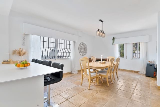 5 soveværelse Villa til salg i Nueva Andalucia, Marbella med swimmingpool garage - € 1.150.000 (Ref: 9230470)