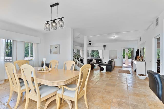 5 soveværelse Villa til salg i Nueva Andalucia, Marbella med swimmingpool garage - € 1.150.000 (Ref: 9230470)