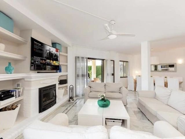 6 soverom Villa til salgs i Nueva Andalucia, Marbella med svømmebasseng garasje - € 2 525 000 (Ref: 9232536)