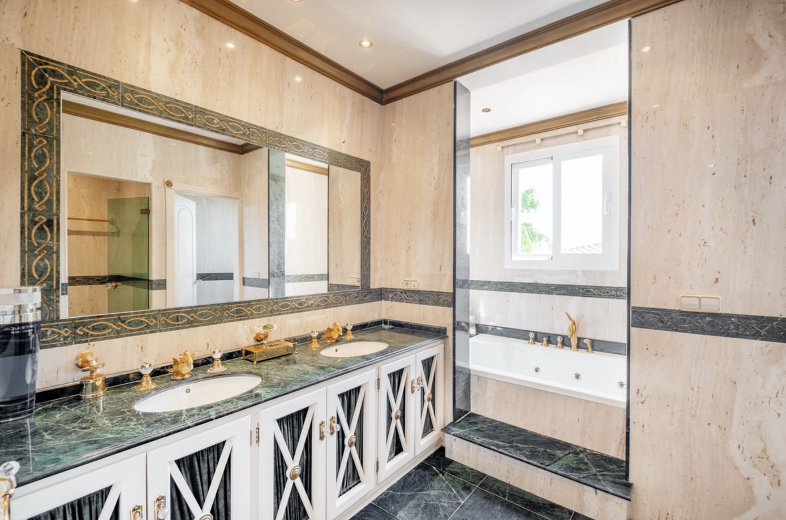 5 chambre Villa/Maison à vendre à Benahavis avec piscine garage - 2 300 000 € (Ref: 9236405)