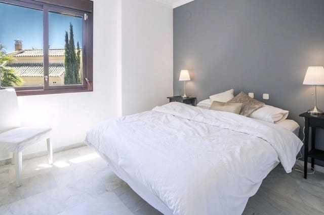 4 soveværelse Semi-Rækkehus til salg i Golden Mile, Marbella med swimmingpool garage - € 1.700.000 (Ref: 9239847)