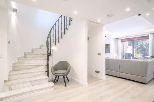 4 soveværelse Semi-Rækkehus til salg i Golden Mile, Marbella med swimmingpool garage - € 1.700.000 (Ref: 9239847)