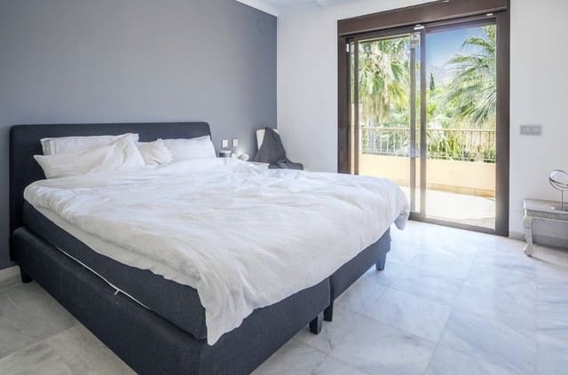 4 soveværelse Semi-Rækkehus til salg i Golden Mile, Marbella med swimmingpool garage - € 1.700.000 (Ref: 9239847)