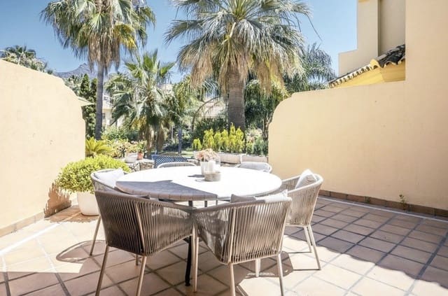 4 soveværelse Semi-Rækkehus til salg i Golden Mile, Marbella med swimmingpool garage - € 1.700.000 (Ref: 9239847)