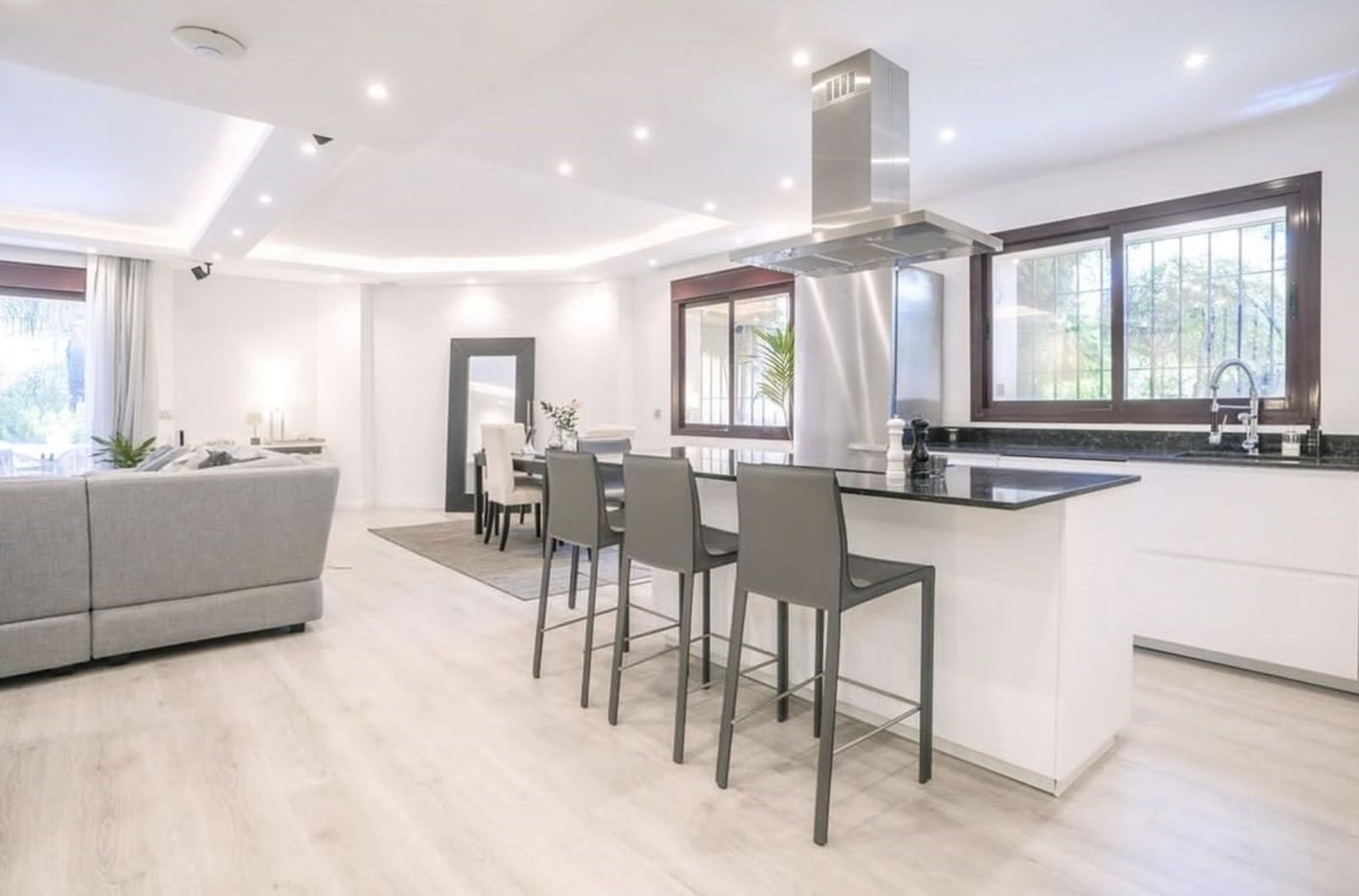 4 chambre Villa/Maison Semi-Mitoyenne à vendre à Golden Mile avec piscine garage - 1 700 000 € (Ref: 9239847)