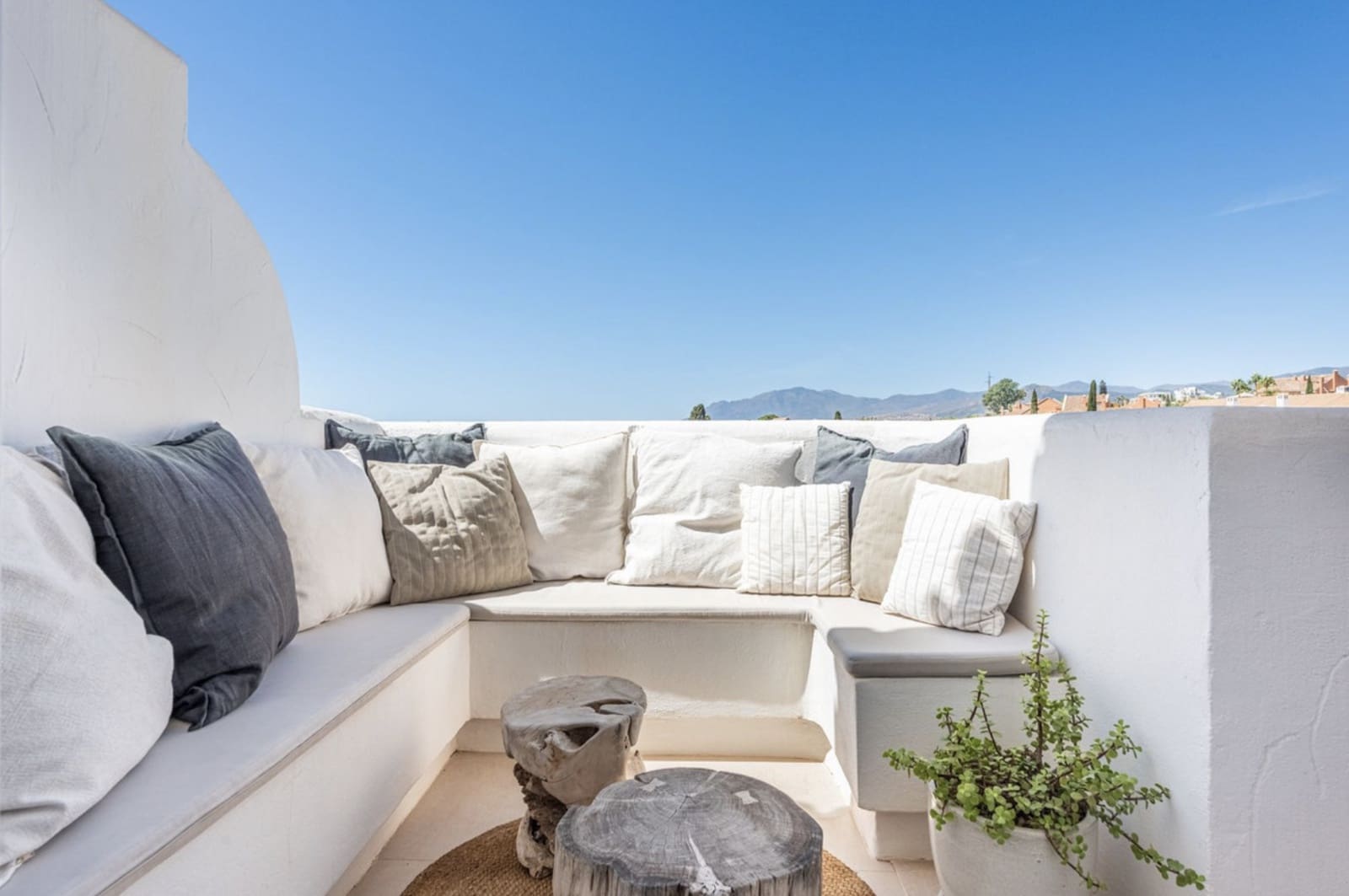 3 sypialnia Penthouse na sprzedaż w Nueva Andalucia z basenem garażem - 795 000 € (Ref: 9242868)