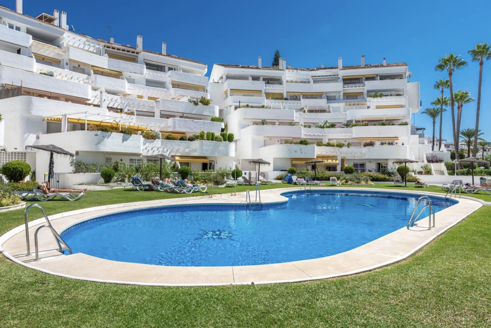 3 sypialnia Penthouse na sprzedaż w Nueva Andalucia z basenem garażem - 795 000 € (Ref: 9242868)