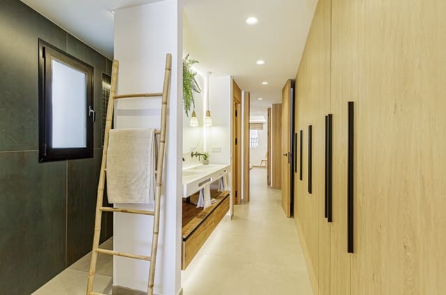 Apartamento de 3 habitaciones en Nueva Andalucia, Marbella en venta con piscina garaje - 795.000 € (Ref: 9251990)