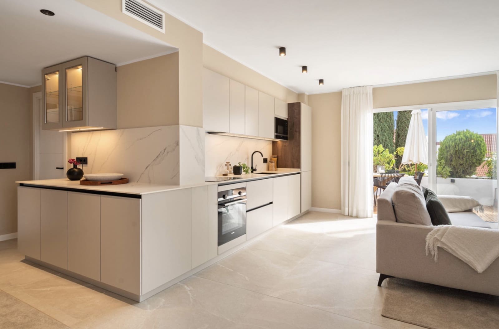 Apartamento de 4 habitaciones en Nueva Andalucia en venta con piscina garaje - 825.000 € (Ref: 9251992)