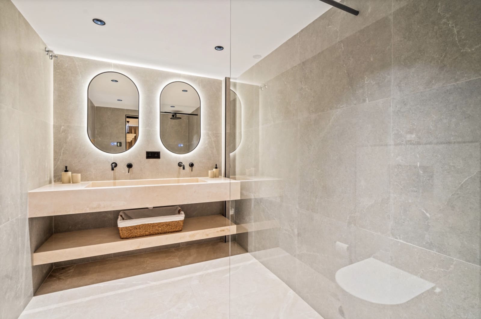 4 slaapkamer Appartement te koop in Nueva Andalucia met zwembad garage - € 825.000 (Ref: 9251992)