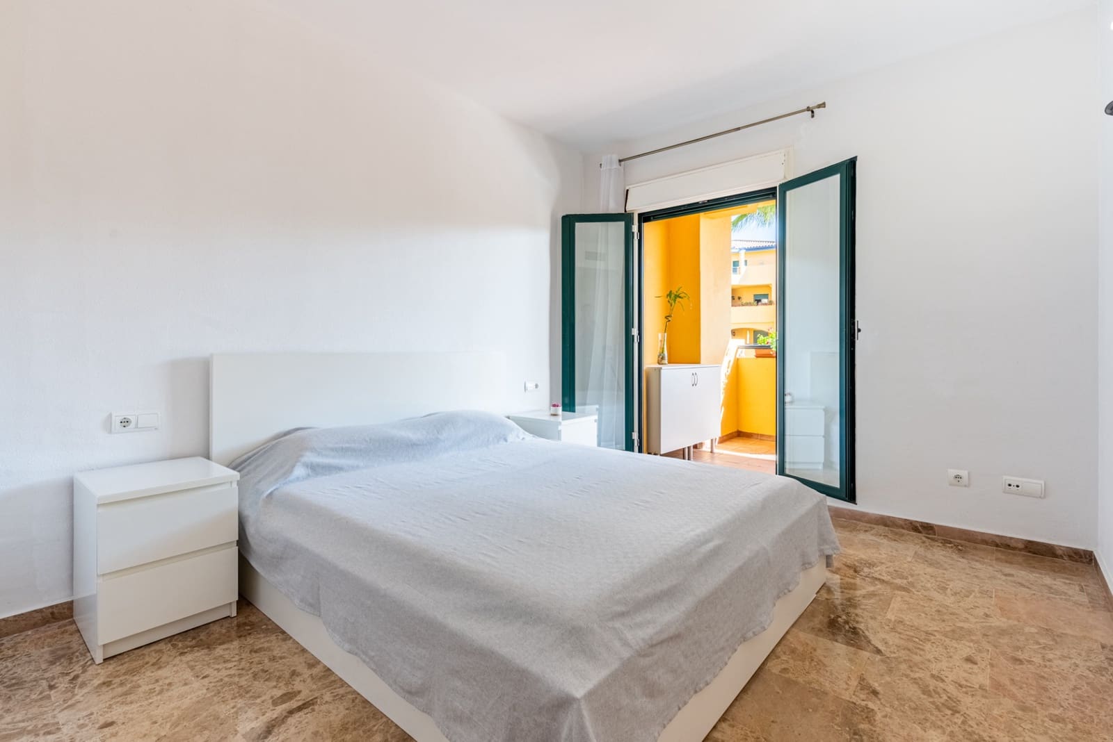 Apartamento de 2 habitaciones en San Pedro de Alcantara en venta con piscina garaje - 550.000 € (Ref: 9251993)