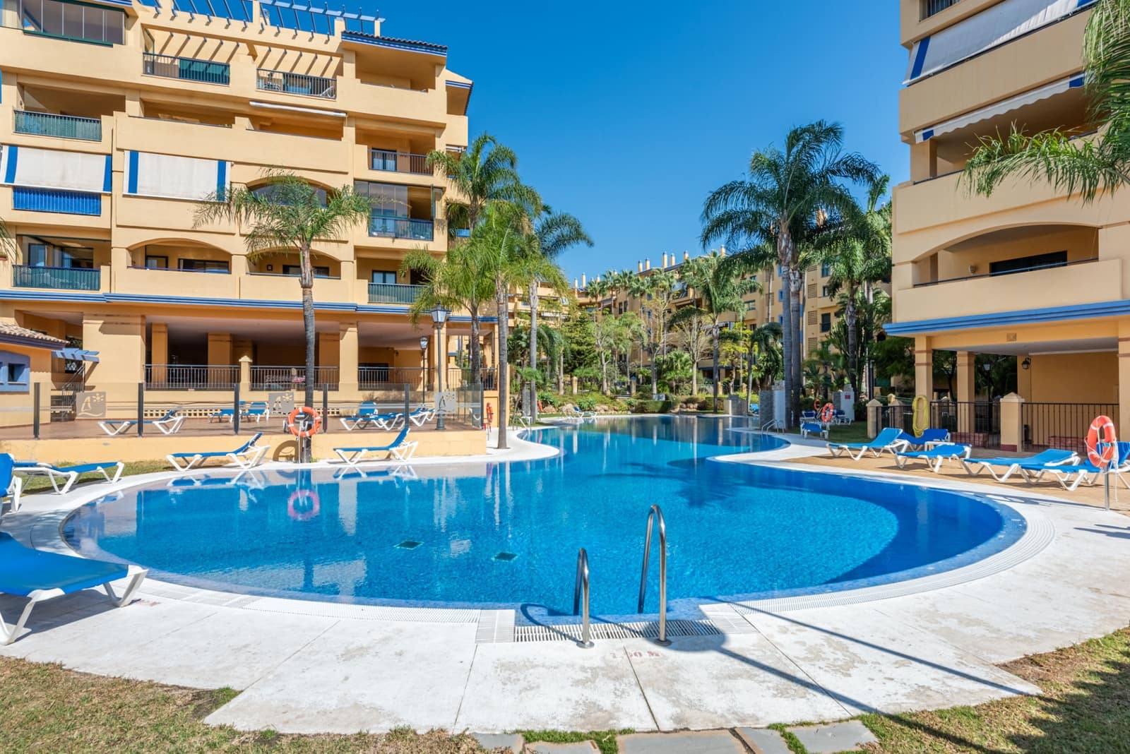 Apartamento de 2 habitaciones en San Pedro de Alcantara en venta con piscina garaje - 550.000 € (Ref: 9251993)