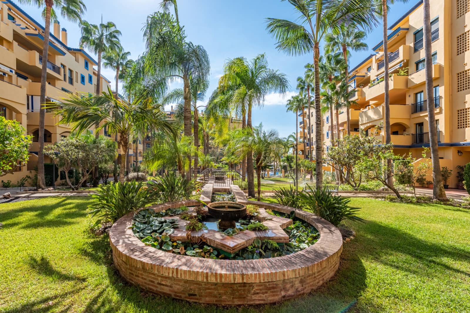 Apartamento de 2 habitaciones en San Pedro de Alcantara en venta con piscina garaje - 550.000 € (Ref: 9251993)