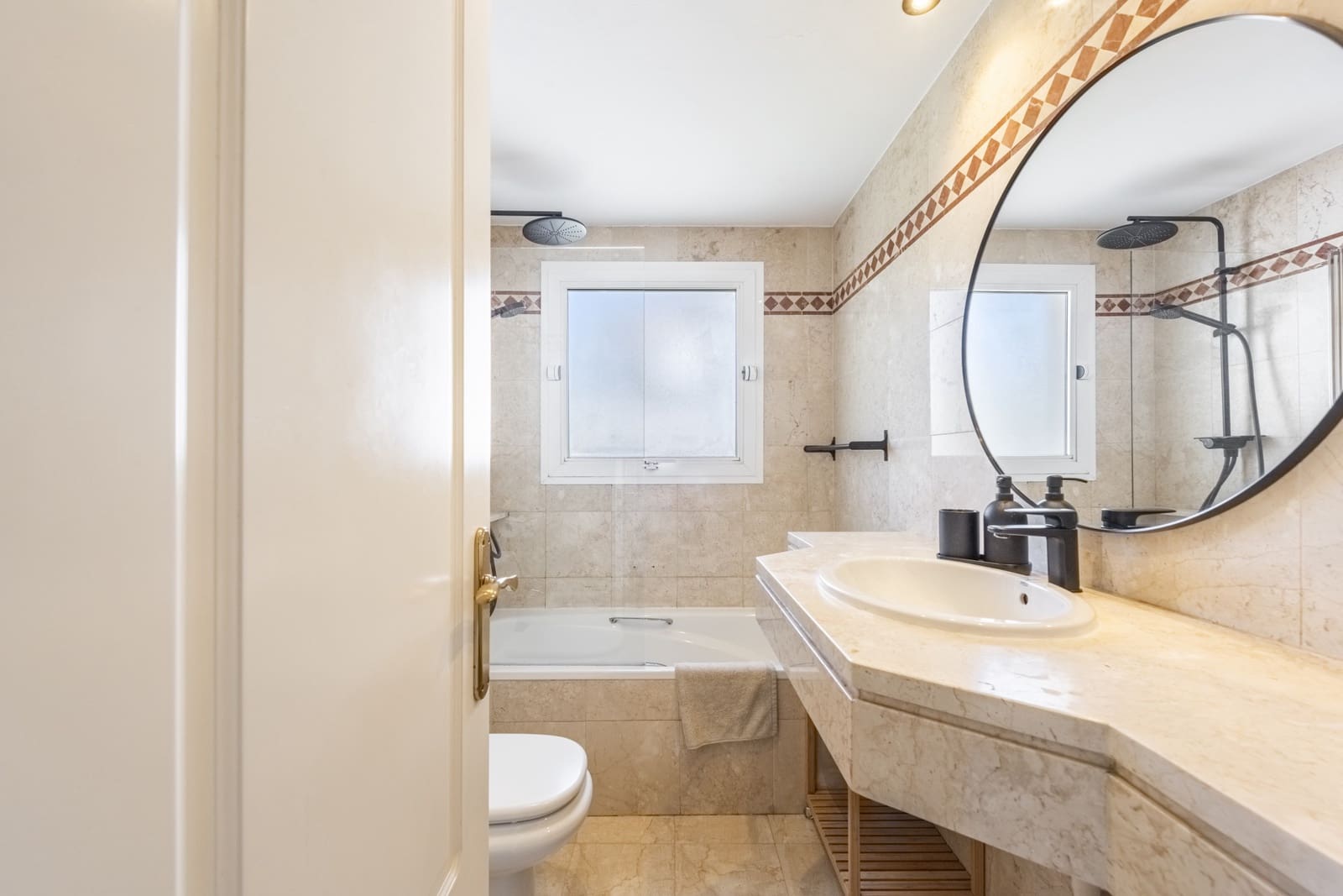 2 makuuhuone Huoneisto myytävänä paikassa La Quinta mukana uima-altaan 
autotalli - 429 000 € (Ref: 9255023)