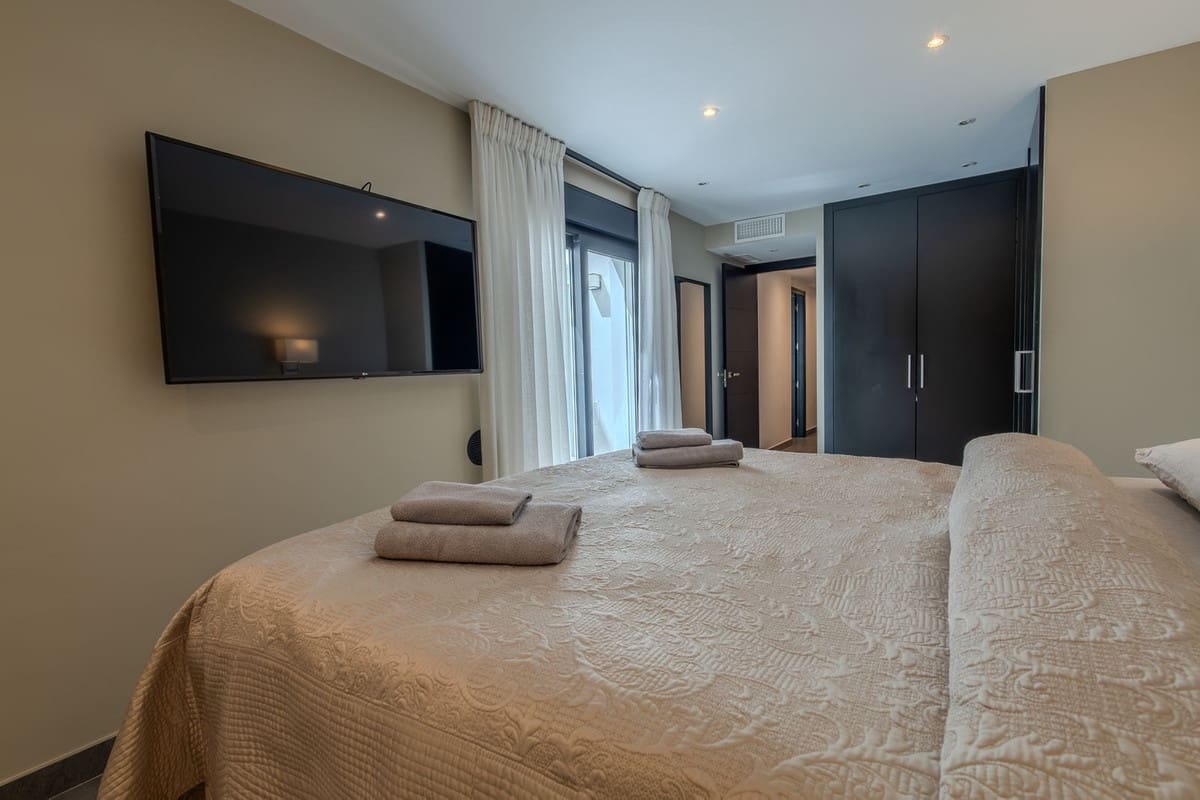 4 bedroom Townhouse for sale in Nueva Andalucia with pool garage - € 1,395,000 (Ref: 9272337)