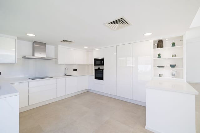 4 sypialnia Willa na sprzedaż w San Pedro de Alcantara, Marbella z basenem garażem - 2 650 000 € (Ref: 9272340)