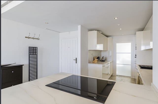 2 sypialnia Penthouse na sprzedaż w Nueva Andalucia, Marbella z basenem garażem - 995 000 € (Ref: 9276185)