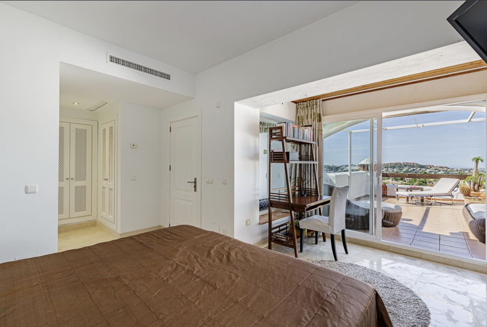 2 sypialnia Penthouse na sprzedaż w Nueva Andalucia z basenem garażem - 995 000 € (Ref: 9276185)