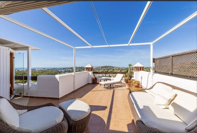 2 sypialnia Penthouse na sprzedaż w Nueva Andalucia, Marbella z basenem garażem - 995 000 € (Ref: 9276185)