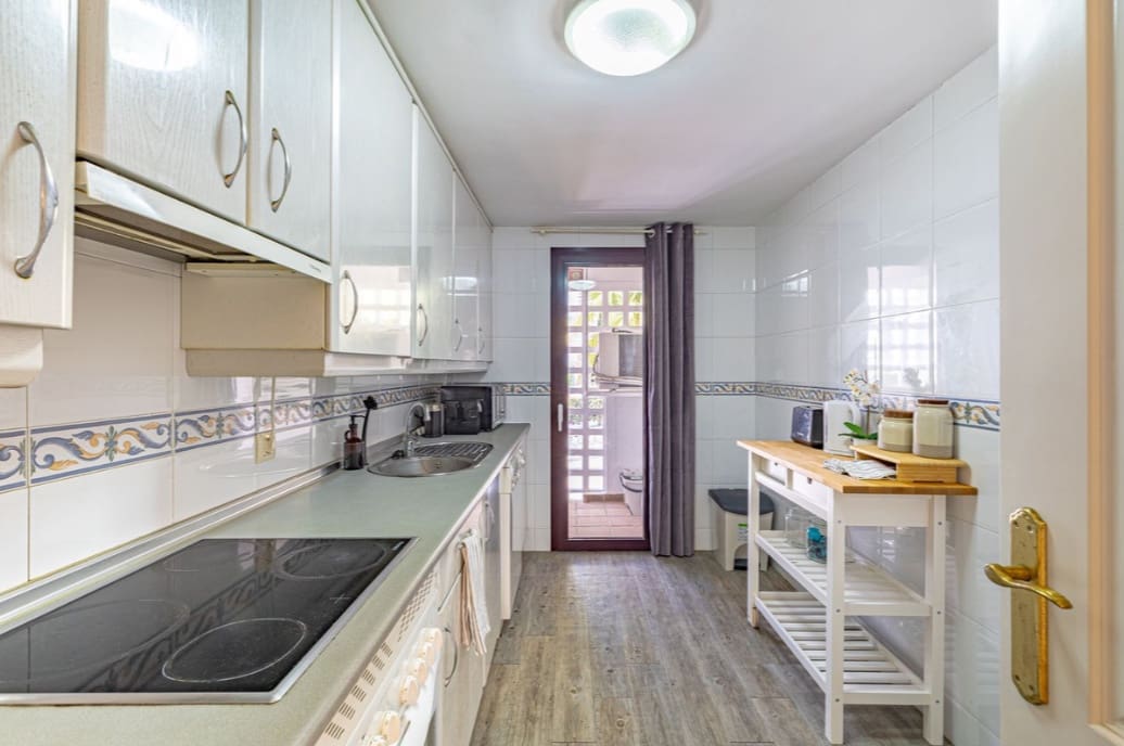 2 soverom Leilighet til salgs i Nueva Andalucia med svømmebasseng garasje - € 498 000 (Ref: 9276187)