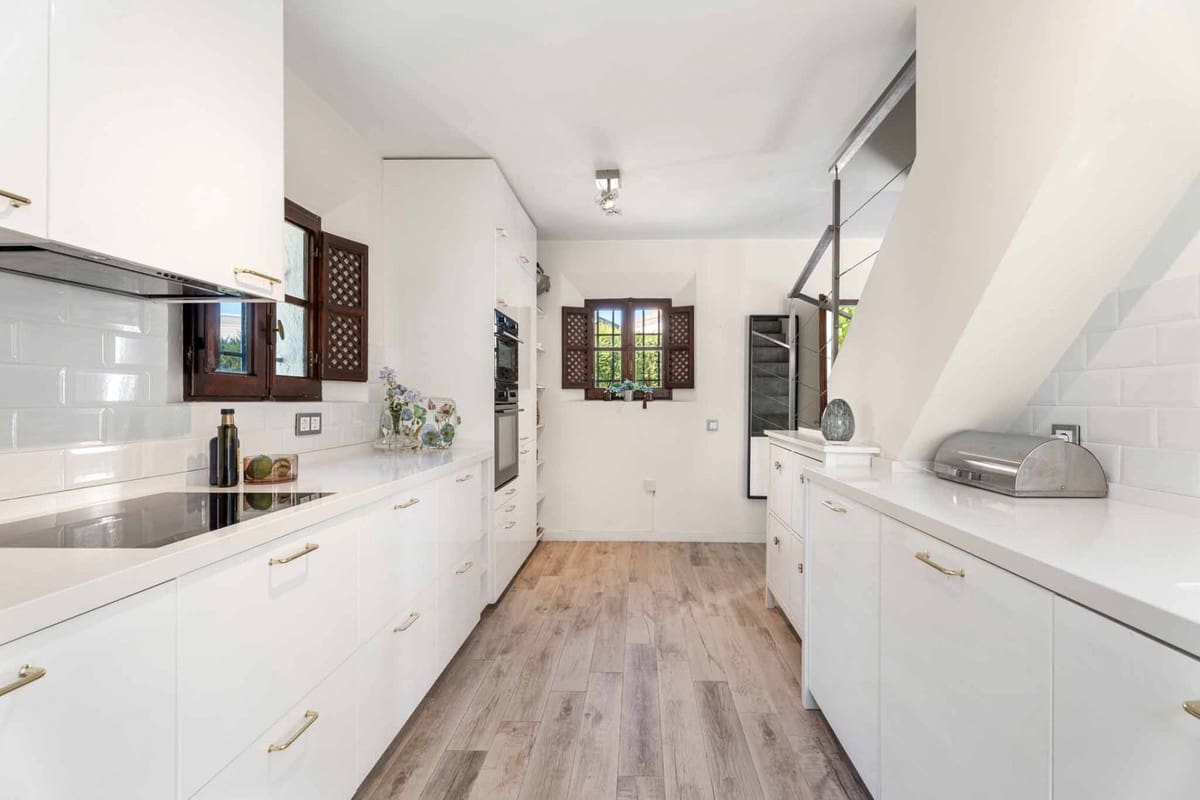 2 soveværelse Byhus til salg i Nueva Andalucia med swimmingpool garage - € 530.000 (Ref: 9285080)