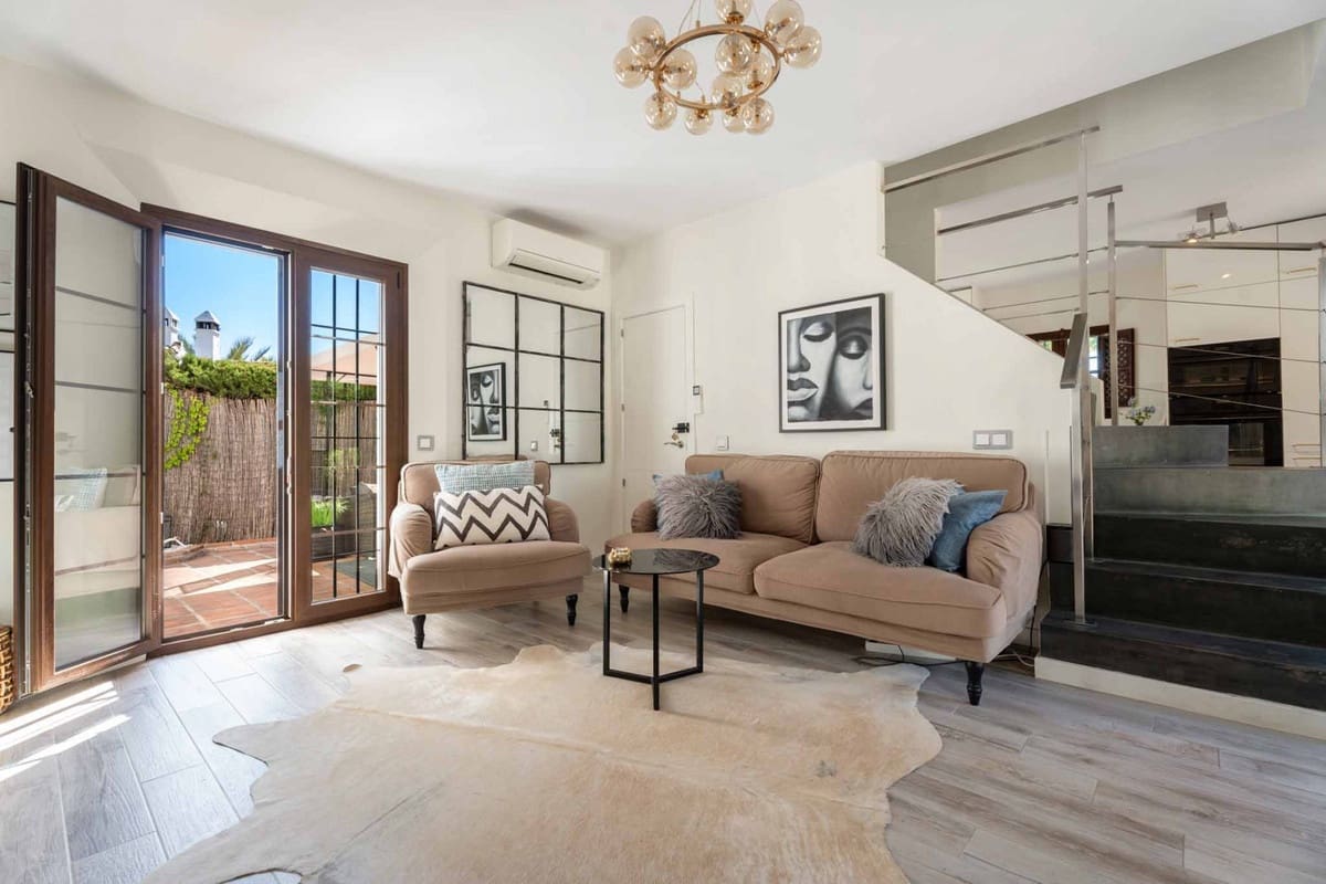 2 soveværelse Byhus til salg i Nueva Andalucia med swimmingpool garage - € 530.000 (Ref: 9285080)