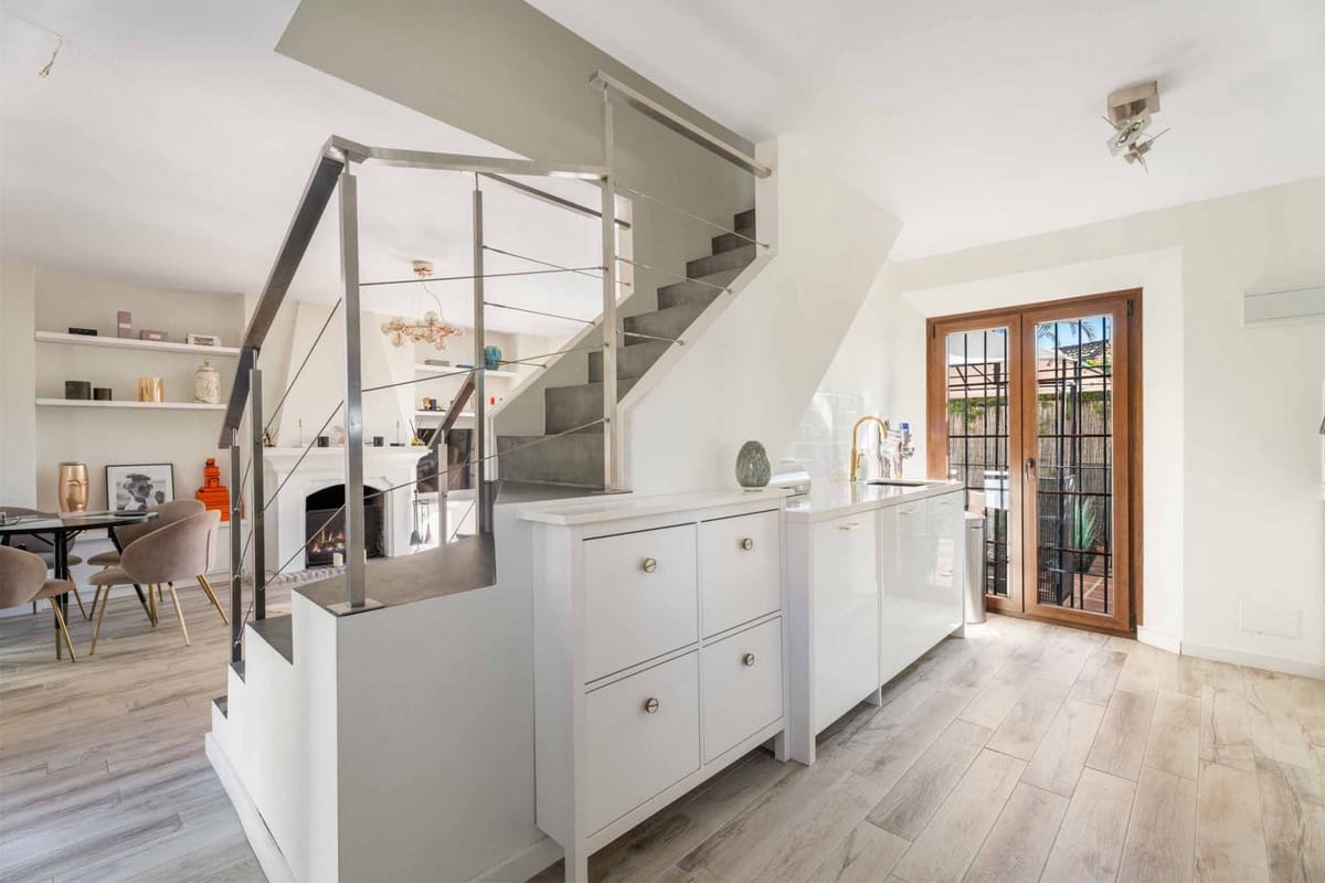 2 soveværelse Byhus til salg i Nueva Andalucia med swimmingpool garage - € 530.000 (Ref: 9285080)