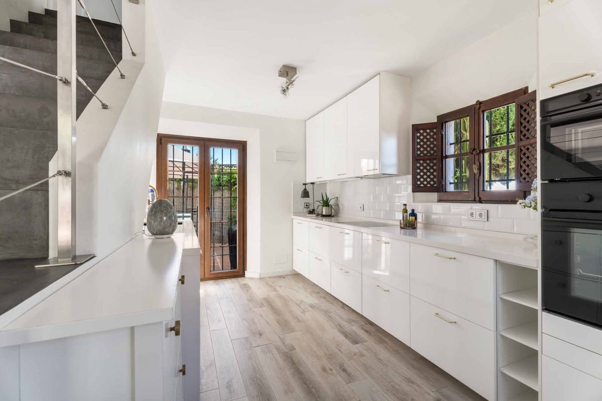 2 soveværelse Byhus til salg i Nueva Andalucia med swimmingpool garage - € 530.000 (Ref: 9285080)