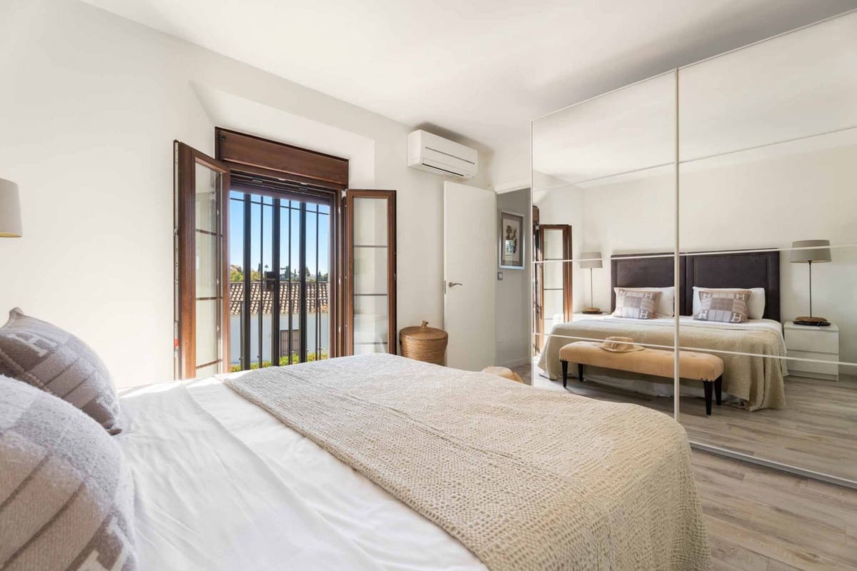 2 soveværelse Byhus til salg i Nueva Andalucia med swimmingpool garage - € 530.000 (Ref: 9285080)