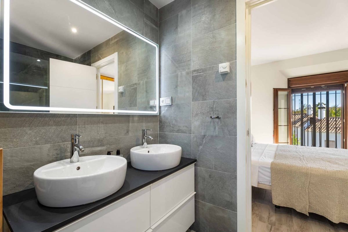 2 soveværelse Byhus til salg i Nueva Andalucia med swimmingpool garage - € 530.000 (Ref: 9285080)