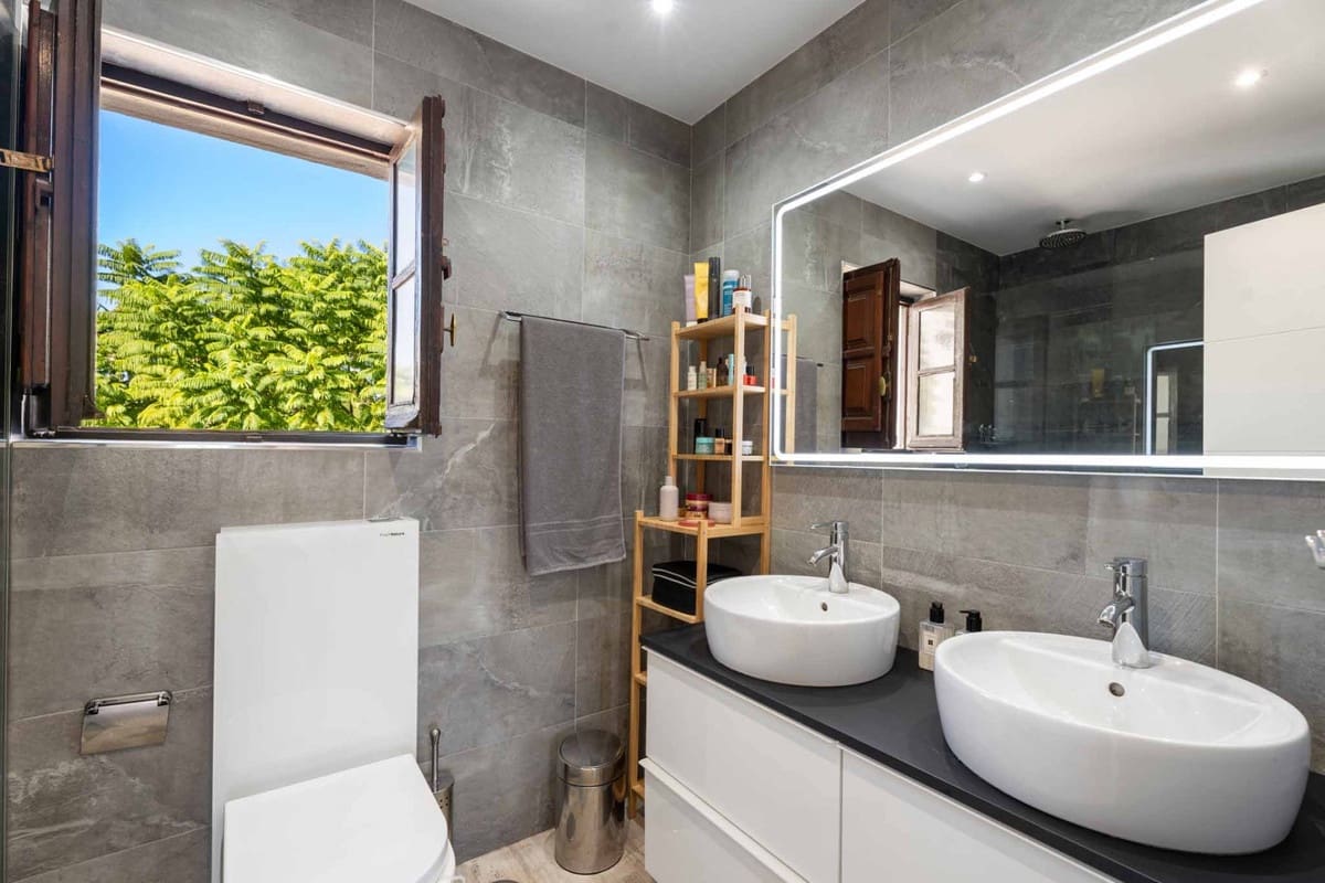 2 soveværelse Byhus til salg i Nueva Andalucia med swimmingpool garage - € 530.000 (Ref: 9285080)