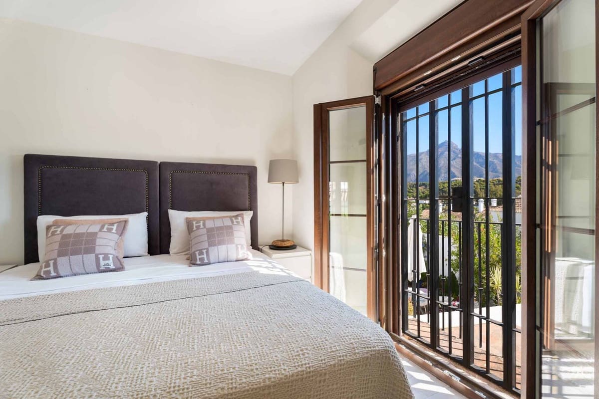 2 soveværelse Byhus til salg i Nueva Andalucia med swimmingpool garage - € 530.000 (Ref: 9285080)