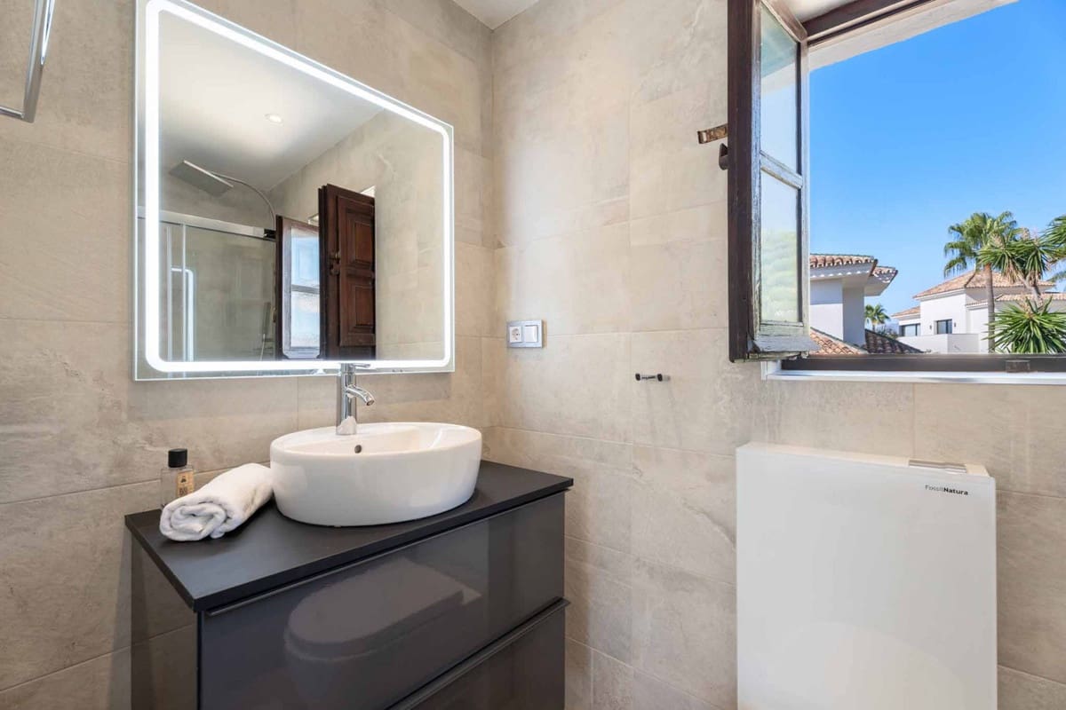 2 soveværelse Byhus til salg i Nueva Andalucia med swimmingpool garage - € 530.000 (Ref: 9285080)